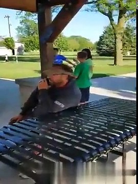 Un enfant qui a rayé des voitures pleure après voir été calmé par un adulte