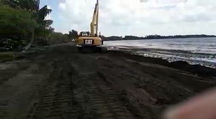 Lancement difficile pour la Karujet. La plage de Viard qui avait été nettoyée hier, est à nouveau envahie par les sargasses. Les organisateurs restent optimiste