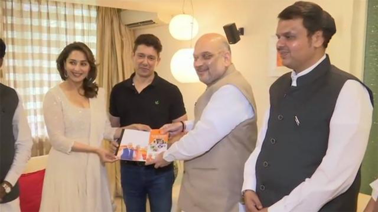 Madhuri Dixit की Amit Shah से मुलाकात, Sampark For Samarthan के लिए मांगा Support | वनइंडिया हिंदी