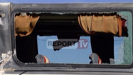 Report TV - Rrëshqitje gurësh në rrugën Lezhë-Shëngjin, goditet autobusi, lëndohen dy gra