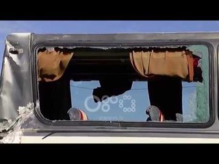 Ora News - Prag tragjedie në Lezhë, masivi shkëmbor bie mbi autobus, plagosen dy vajza