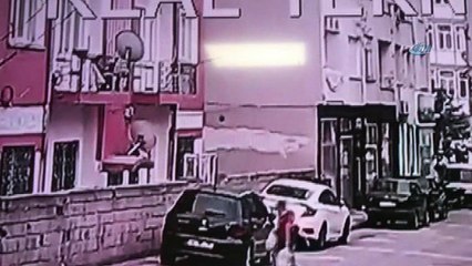 3 yaşındaki çocuk 4. kattan otomobilin üzerine böyle düştü