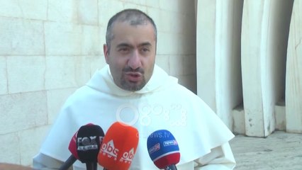 Ora News - Digjet kisha në Durrës, Famulltari Bernard Caurana: Akt i shëmtuar