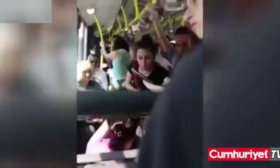 Metrobüste en ilginç kavga! Cep telefonuyla görüntülendi: Üstüne kusarım senin