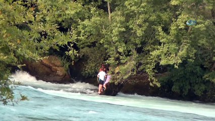 Irmakta mahsur kaldılar, kurtarılmayı reddettiler