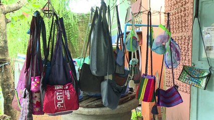 رواد في إعادة التدوير يحولون النفايات في بورما إلى قطع حرفية