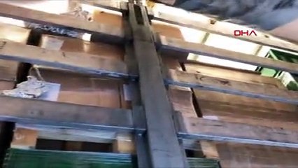 Göçmenleri folyoya sarıp kaçırmaya çalıştılar