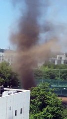 Une tornade de poussière traverse une cour d'école (Japon)