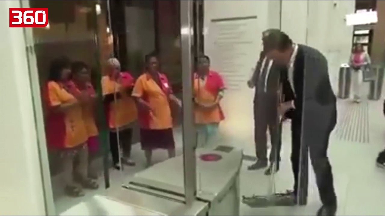 Kryeministri hollandez derdh padashje kafe teksa po hynte në parlament, veprimi i tij lë pa fjalë pastrueset (360video)