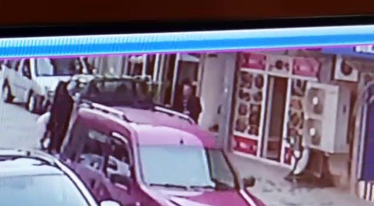 Eşi ve çocuğunun yanında başörtülü kadına saldırdı!