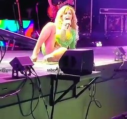 Cantante Deja ver más de lo evidente