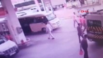 Minibüsçülerin Kemerli Saldırısına Uğrayan Polis Silahını Ateşledi 1 Yaralı