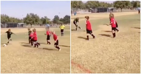 Criança mostra como se livrar de três adversários durante uma partida de futebol