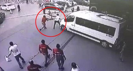 Minibüs Sürücüsü Yol Verme Kavgasında Kemerle Polise Saldırdı, Polis Silahını Ateşledi