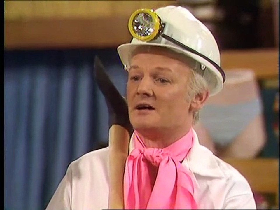 Are You Being Served s08e08 - Roots (Christmas Special)