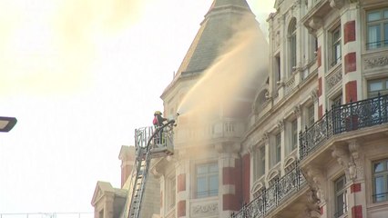 영국 런던 중심가 고급호텔에 화재 / YTN