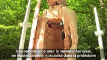 Après sept jours enfermé, l'artiste Poincheval sort de sa statue