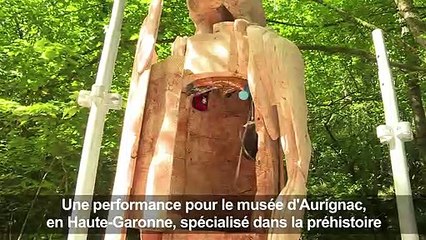Après sept jours enfermé, l'artiste Poincheval sort de sa statue