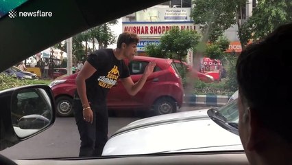 Footage captures road rage confrontation on the streets of India