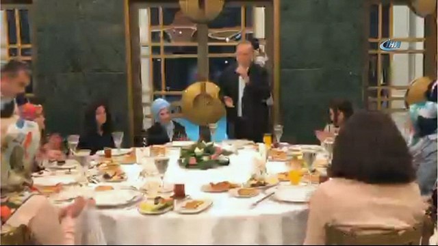 Cumhurbaşkanı Erdoğan ve eşi Emine Erdoğan gençlerle sahurda bir araya geldi