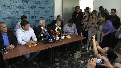 Oposição venezuelana pressiona por canal humanitário