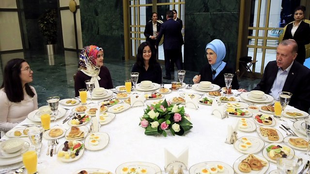 Cumhurbaşkanı Erdoğan ve eşi Emine Erdoğan gençlerle sahurda bir araya geldi