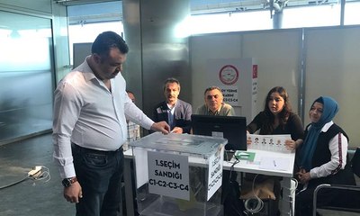 Atatürk Havalimanı'nda oy verme işlemi