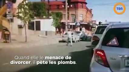 Un couple se dispute dans une voiture