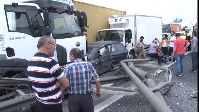 Lastiği Patlayan Tır Yoldan Çıktı, Zincirleme Kazaya Neden Oldu