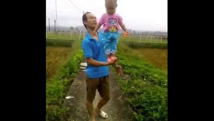 Mẹ trẻ nghỉ đẻ 3 năm để nuôi con trên vựa rơm, đồng cỏ