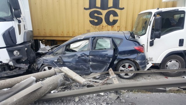 Lastiği Patlayan TIR, TEM'i Birbirine Kattı: 4 Yaralı