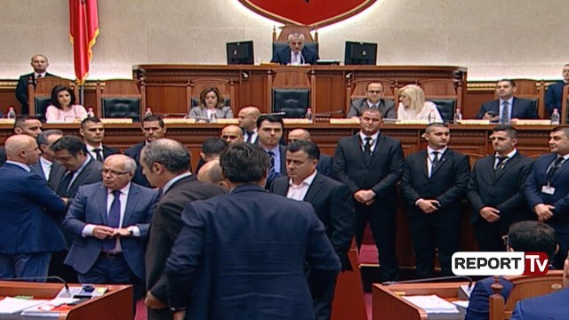 Report TV - Basha bllokon foltoren: Të vijnë këtu Rama dhe Xhafaj! Ruçi ndërpret punimet e Kuvendit