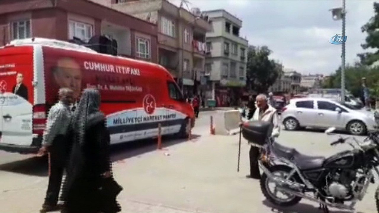 MHP'nin seçim şarkısına bastonuyla eşlik etti