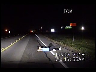 Une femme allongée sur le bord de la route (Texas)