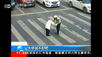 Trafik polisi yaşlı adamı sırtında taşıdı