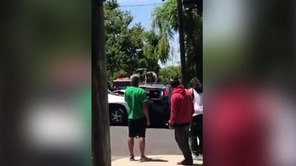 Día para la ira: embiste a vehículo y lo remata a patadas desde el techo