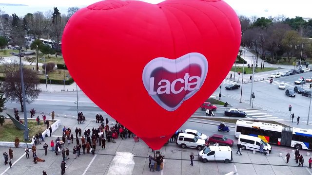 Κατέβασε την mobile εφαρμογή Lacta View και ζήσε τον έρωτά σου από την αρχή! Μάθε περισσότερα στο