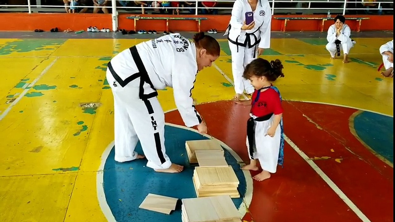 Une fillette doit casser une planchette au taekwondo (Porto Rico)