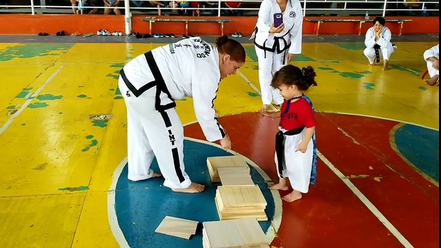 Une fillette doit casser une planchette au taekwondo (Porto Rico)