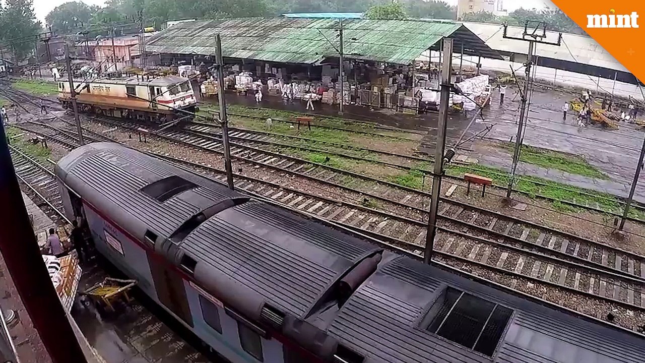 Google rolls out free WiFi at 400 Indian railway stations