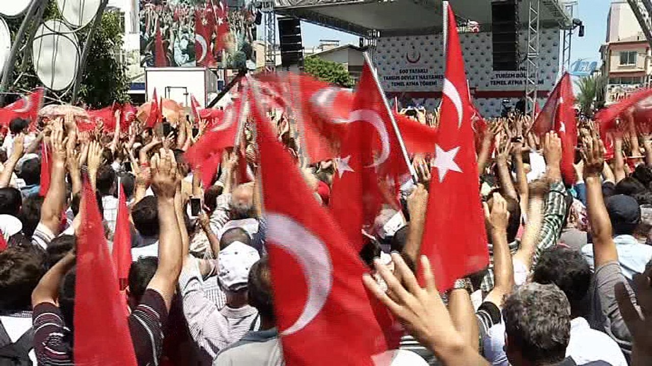 Cumhurbaşkanı Erdoğan: 'Kafasına bir kasket takmış benim milletimi aldatacağını sanıyor. Yıllarca bunu yapanlar oldu. Benim milletim şekle değil icraata bakıyor'