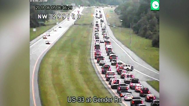 Un automobiliste fait une longue marche arrière en plein embouteillage