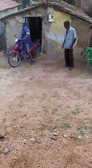 Mosquitos em casa? Chame Toinho Fumacê! Olha como esse maluco dedetiza uma residência!