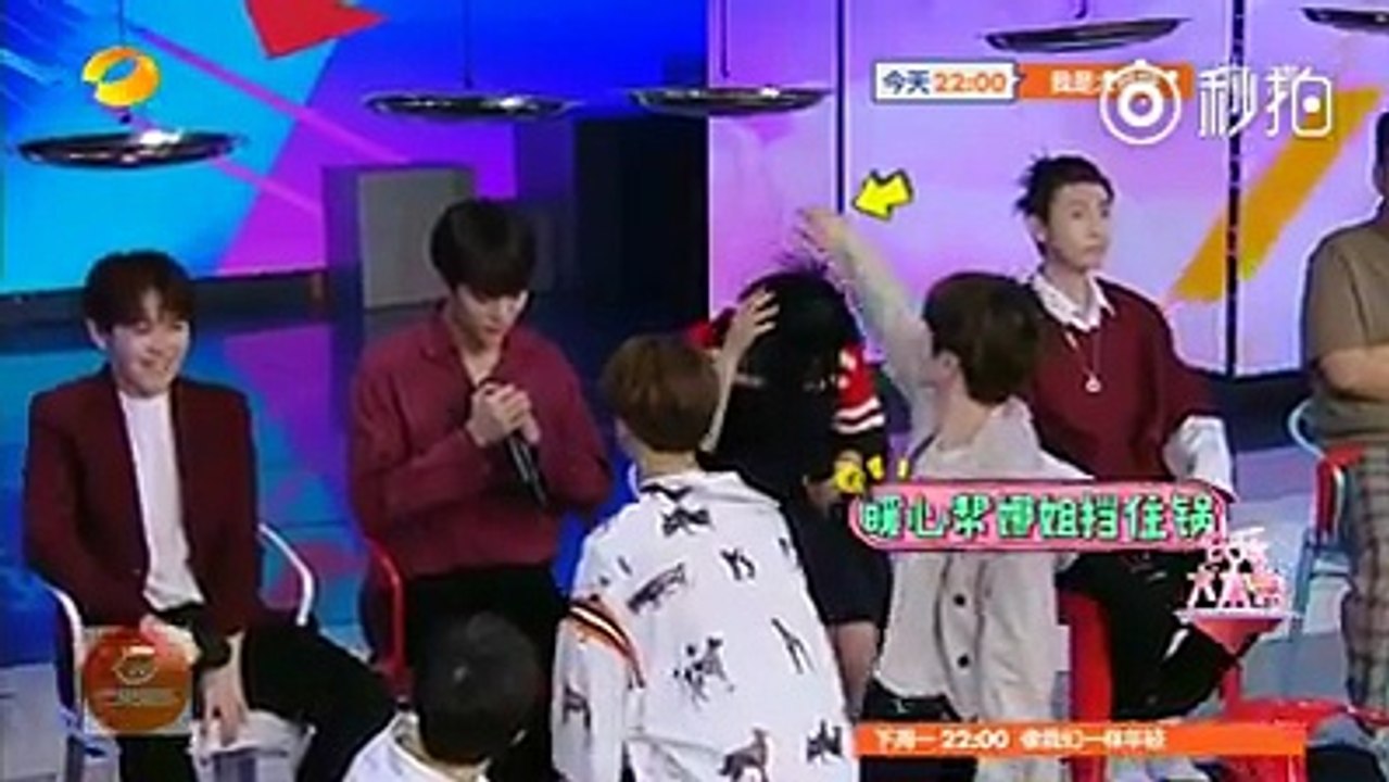 Trong chương trình Happy Camp tuần này, Thái Từ Khôn đã đưa tay ra đỡ cho chị đại Tạ Na khỏi bị đập trúng đầu. Hành động lịch thiệp của Thái Từ Khôn khiến bao t