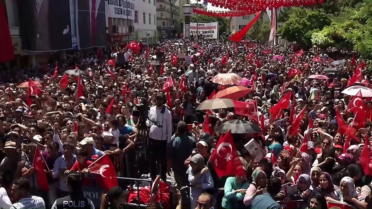 Cumhurbaşkanı Erdoğan, Turizm Bölgesi ve 600 Yataklı Devlet Hastanesinin yüklenici firma temsilcilerinden söz aldı - MERSİN