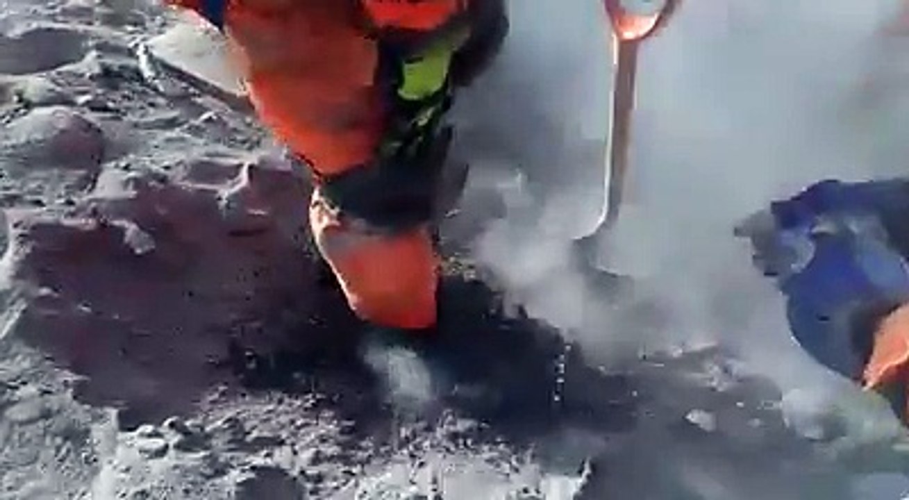 Botas de los Bomberos se derriten por el Calar la zona del siniestro