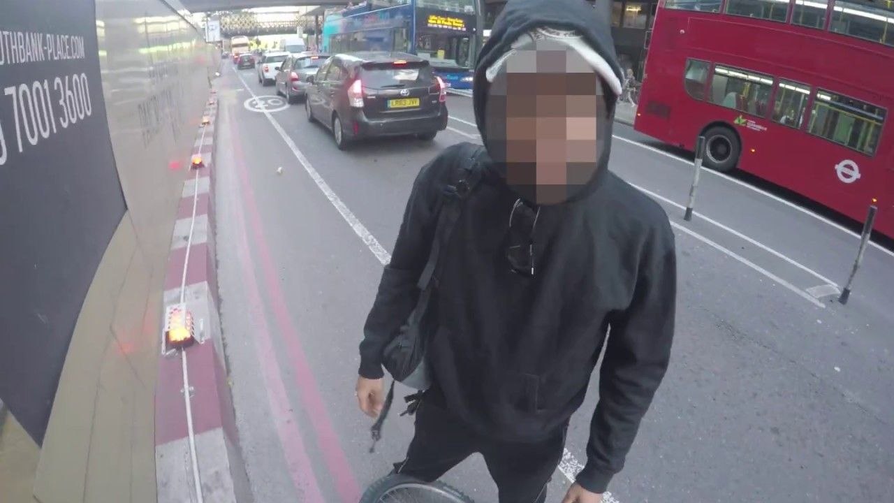 Un cycliste installe une corne de brume sur son vélo