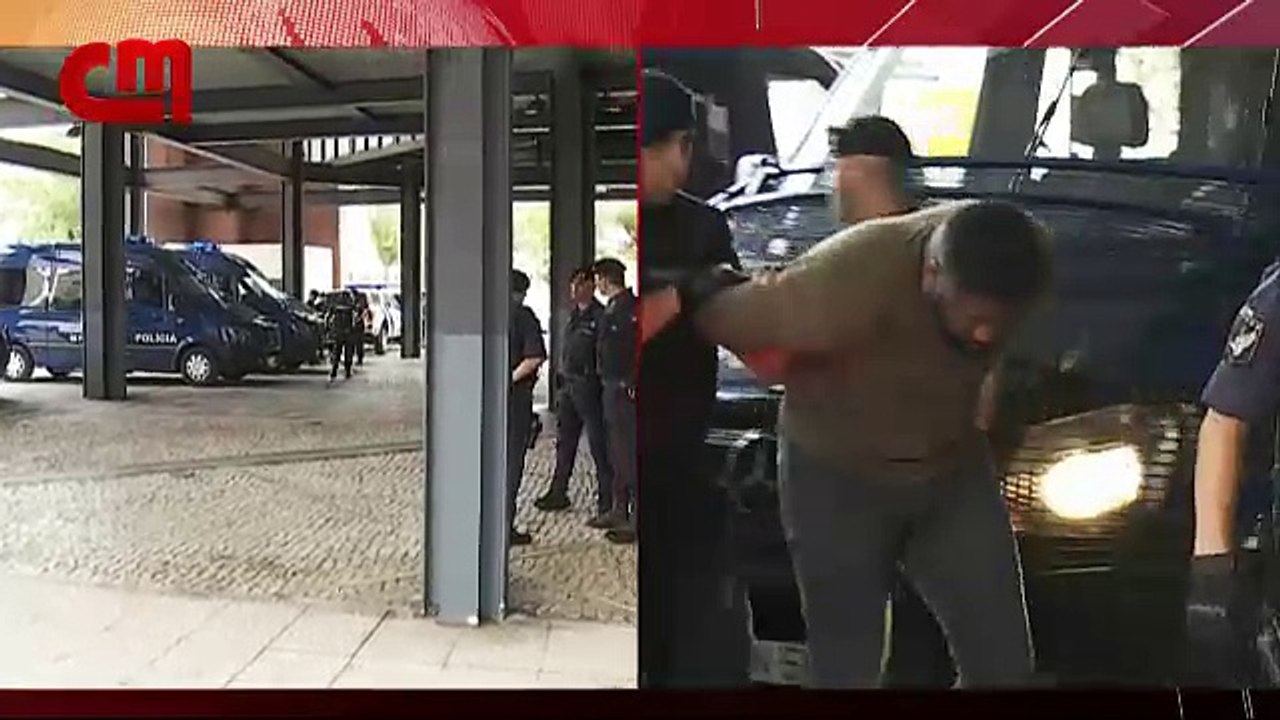 O momento da chegada do ex-líder da Juve Leo a tribunal