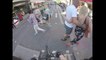 Un cycliste fait dégager les passants avec sa corne de brume