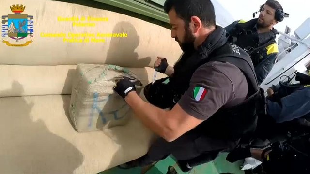 ضبط 10 أطنان من الحشيش على متن سفينة صيد في إيطاليا